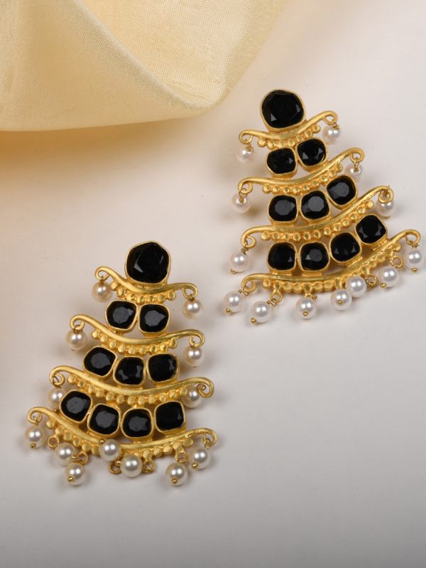 Uneven fancy stones make design new look To Earring Set.