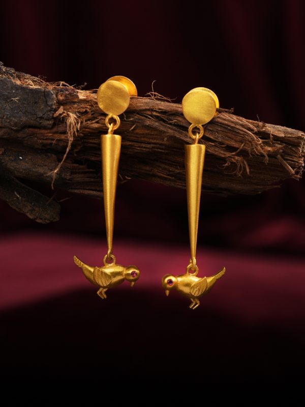 Main way for comfort in your ear with this long earring perfect with premium styling.
