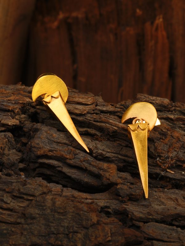 Elegant essential moon designer styled as tribute look make it exclusive earring.
