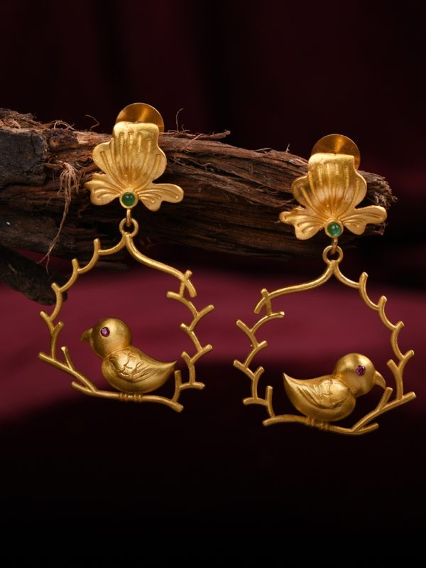 These earrings are gorgeously designed keeping naturality in mind.