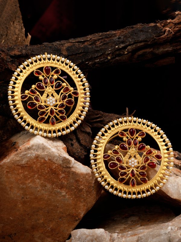 Floral pattern cuff earring with red colour stone and pearls closure.