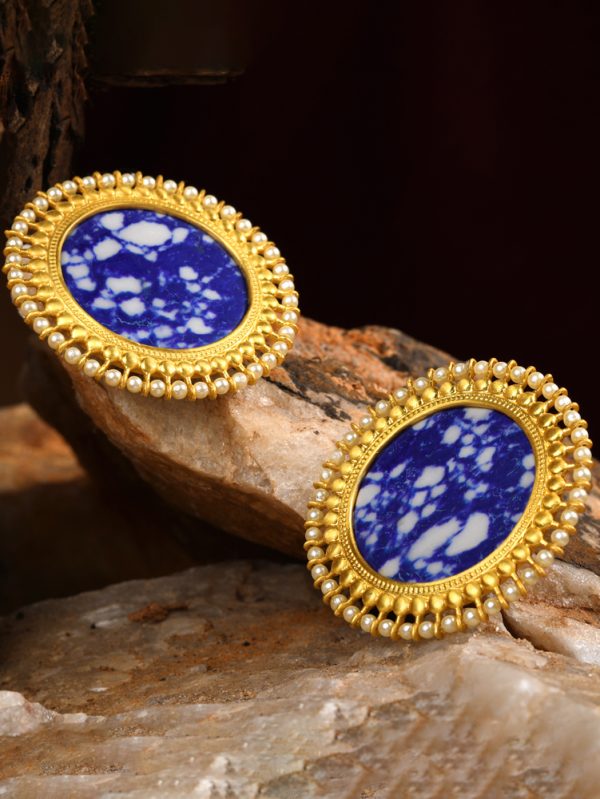 A golden reflection of prosperity with blue gemstone Exude a traditional charm.