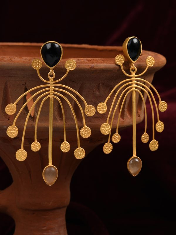 Rows of golden wires are neatly stacked to create a mesmerizing shining black stone at stud.