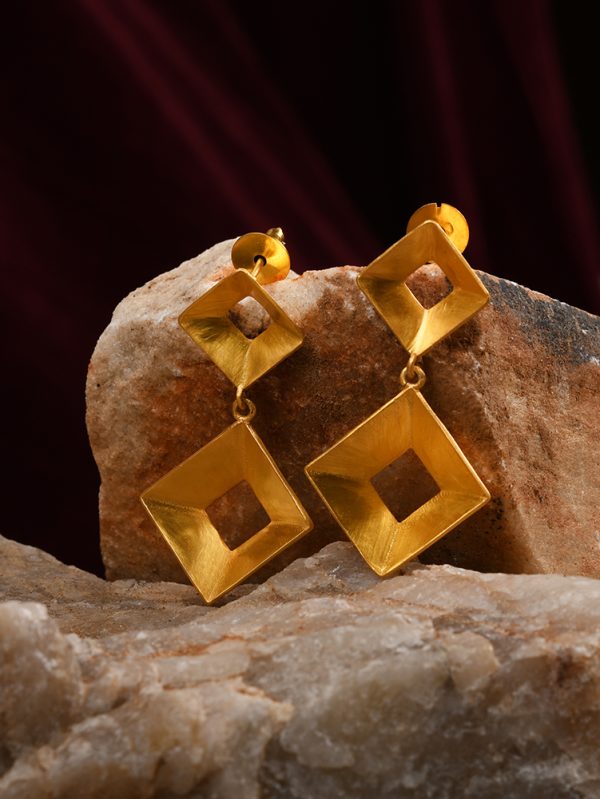 Presenting look of unite in this earring