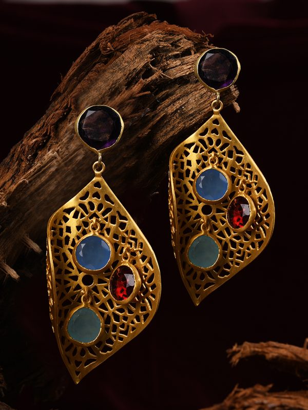 Accentuates absolute luxe, with 4 colours stones and hand craft look.