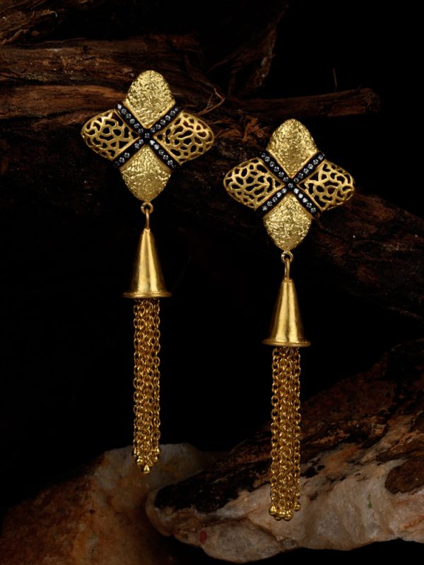 A classic piece of art crafted with utmost inticracy to uplift your earlook.