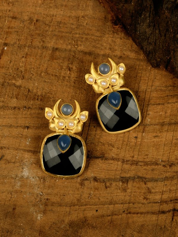 Crafted using black Onyx and blue Chalcy which make it look on peace.