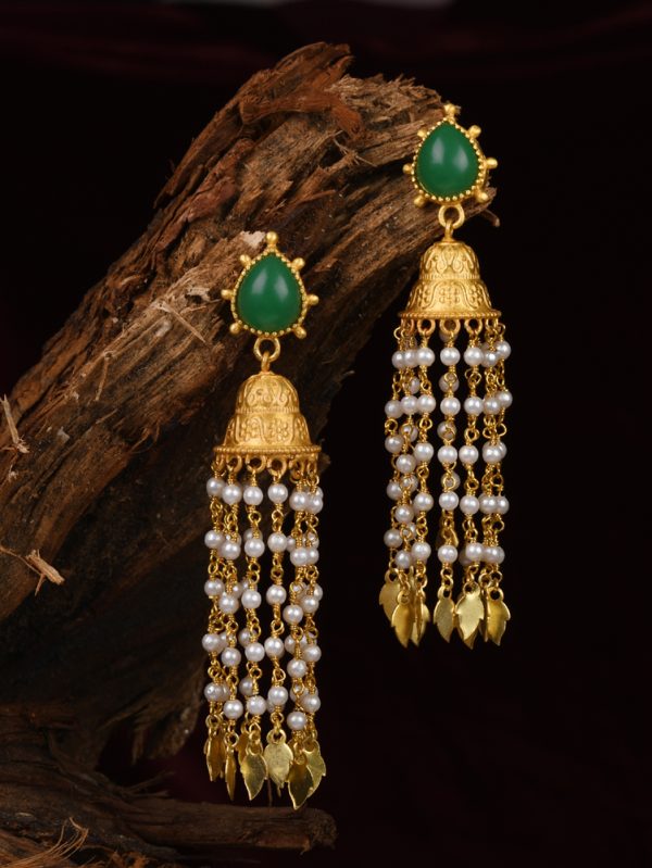 Crafted using green colour stone is a timeless beauty & is a sure to add Splendor to festival look.