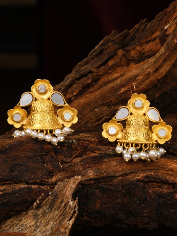 Magnificent ear set with mother of pearls and freshwater pearl.