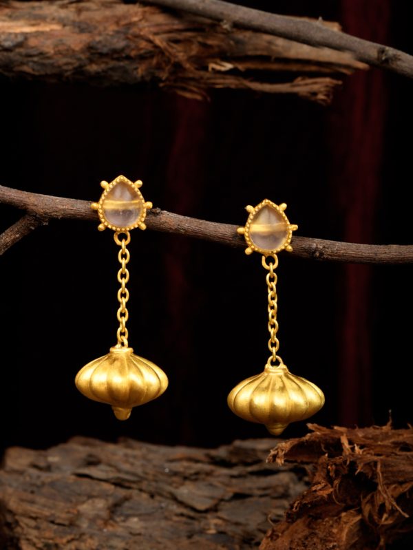 Tassel pattern with White Moon Stone having traditional Indian look.