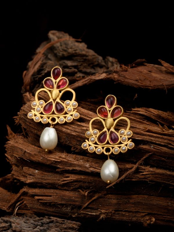 Easy to dress up with Red Stone for occasions.