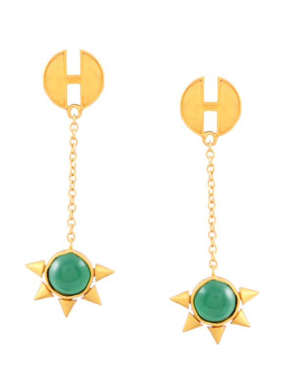 Reminiscing the yestryyears with these ornate Earringss in Green Stone.
