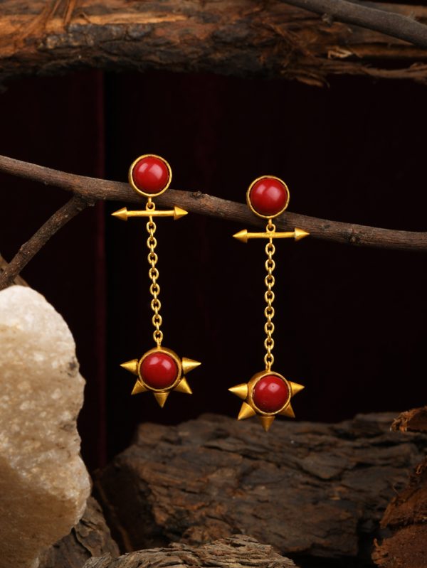 Reminiscing the yestryyears with these ornate Earringss in Red Stone with tassel Pattern.