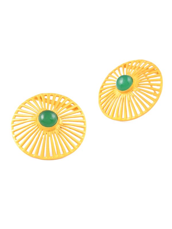 Exemplary lusture of magnificent Green Stone in wire Pattern Stud.