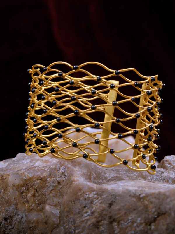 From Soft Look of wires to bright outcome,this Kada has it all