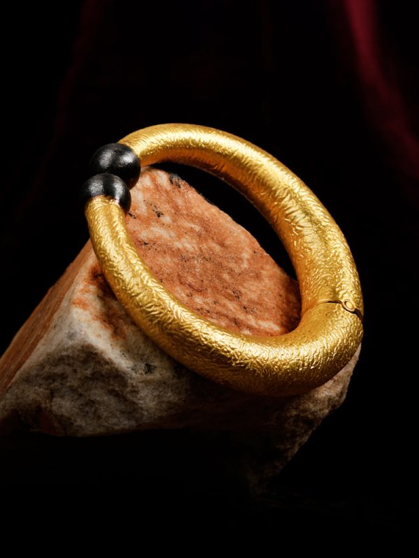 Openable kada with beautiful texture & matte finish.
