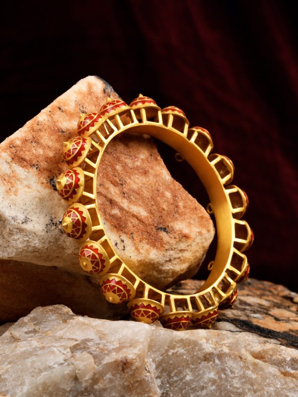 Finest, Intricate Meena & craftmanship together to create luxurious outcome.
