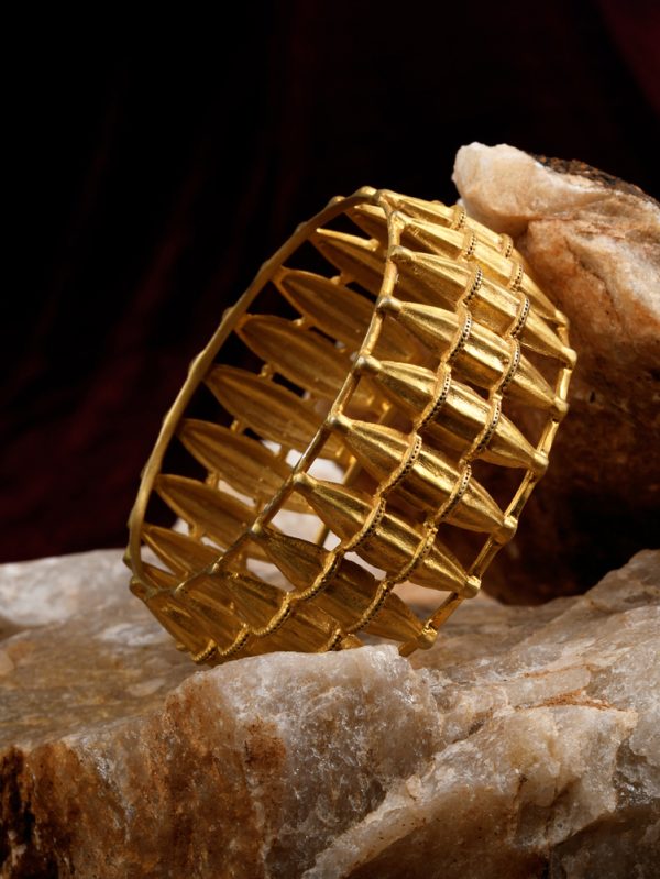This Bangle leaves you spellbound & enhance impression.