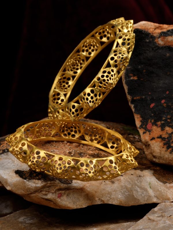 Bangle is crafted with refined texture & immaculate karigiri.
