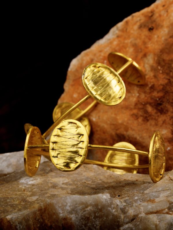 Stunning kada from Jaipur Lane is styled beautiful for formal look.