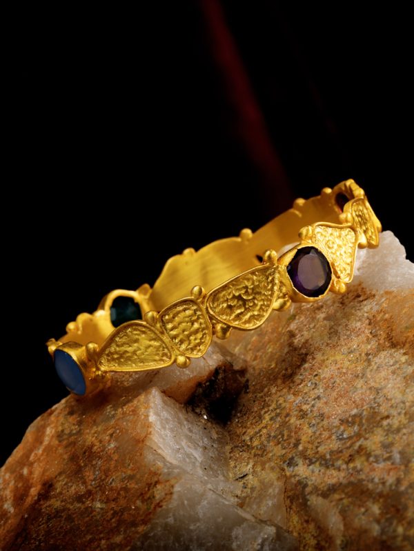 Exquisite piece of Jaipur Lane  is textured with beautiful stone.