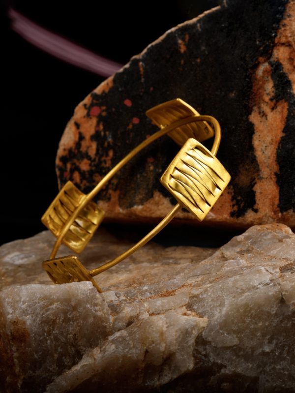 kada from Jaipur Lane is styled beautiful for formal look.