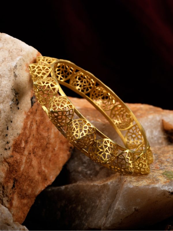 Bangle is crafted with refined texture & immaculate craftsmanship.