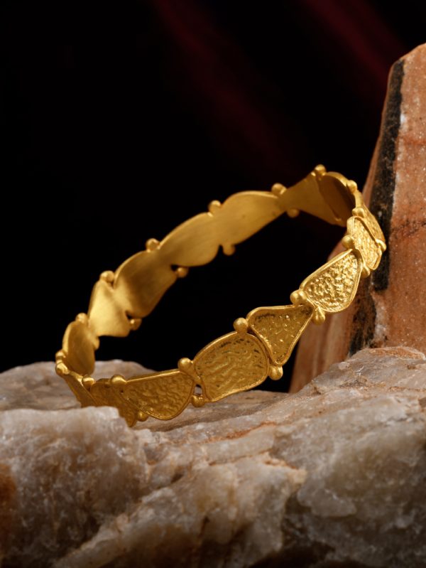 Exquisite piece of Jaipur Lane  is textured with beautifully.