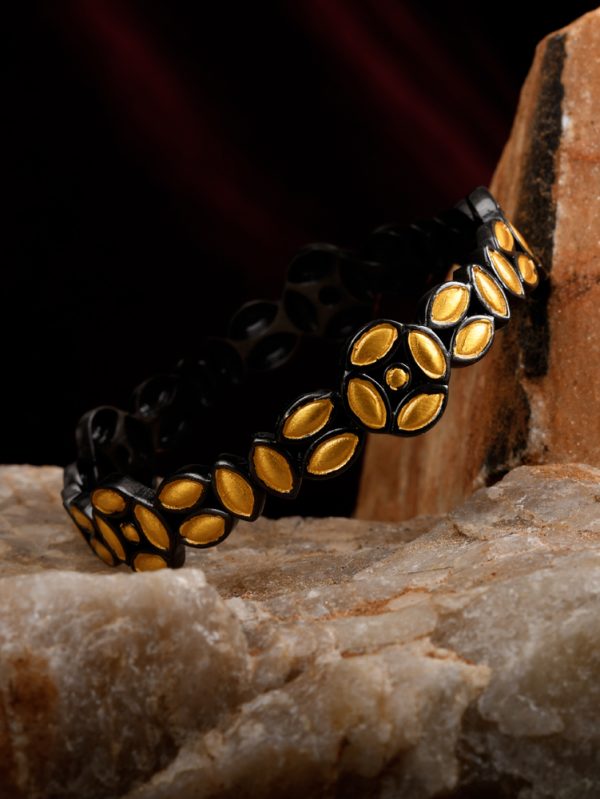 We Design legacy bangle with allure & finess.