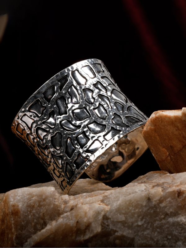 Elegant Kadaa Styling with Glossy silver Oxidized Stamping Pattern.