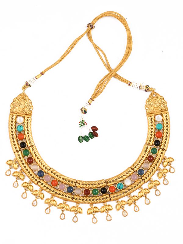 NECLACE IS ACCESORISED WITH STONES THAT GIVES GLEAMING STYLE