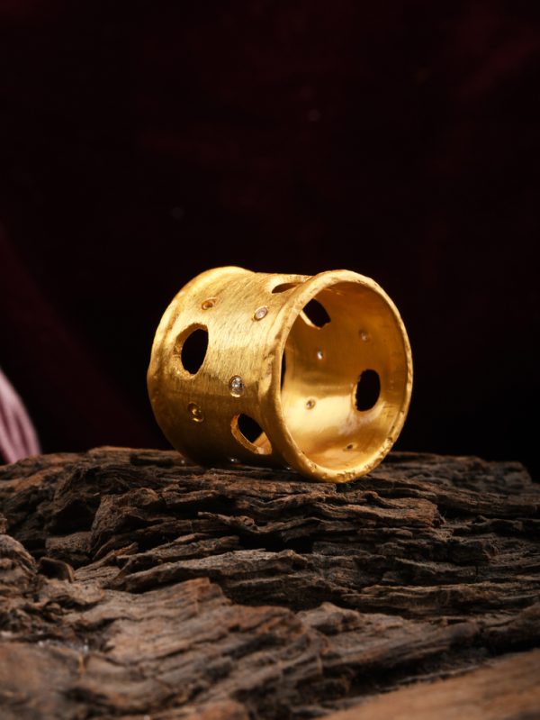 This season pose in previous intricate ring with hand craft.