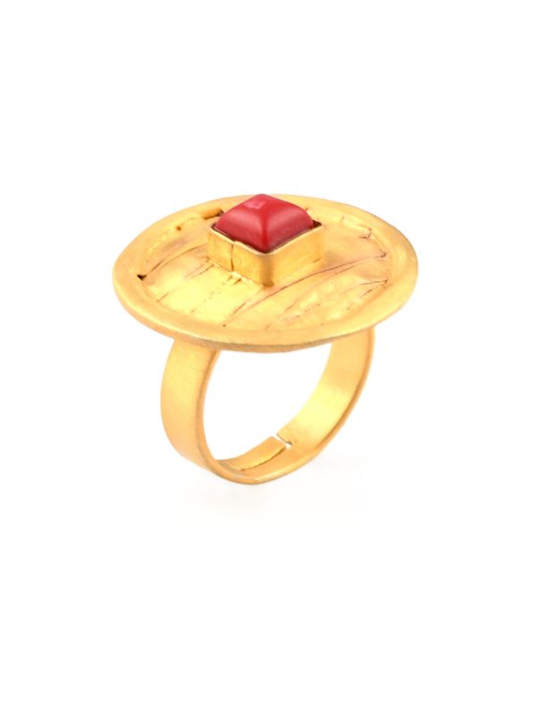 Intricate detailing of texture & synthetic mooga make ring shining.