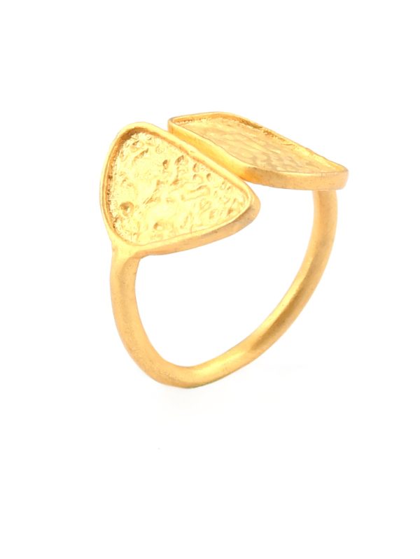 Ring is graceful crafted to capture delicate beauty of rings.