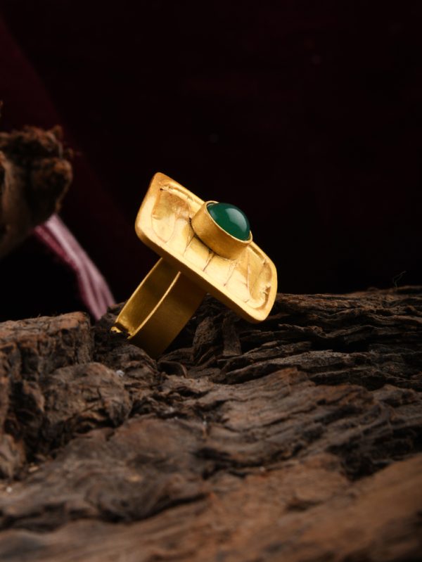Intricate detailing of texture & synthetic mooga make ring shining.