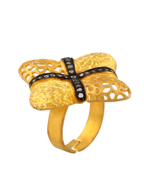 A classic piece of art crafted with utmost inticracy to uplift your ring look.